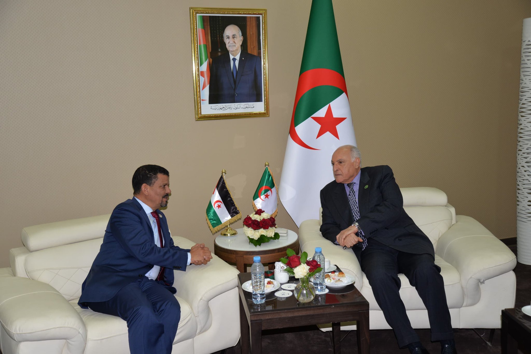 وزير الخارجية والشؤون الإفريقية يتباحث مع نظيره الجزائري حول القضايا ذات الاهتمام المشترك